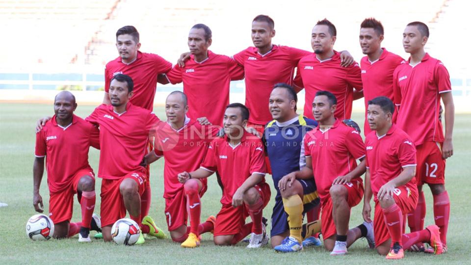 Tim Merah yg diperkuat Kapten Persib Bandung,  Firman Utina berfoto sebelum bertanding.